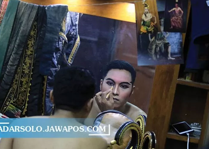 Pemain Wayang Orang Sriwedari saat makeup sebelum pentas.