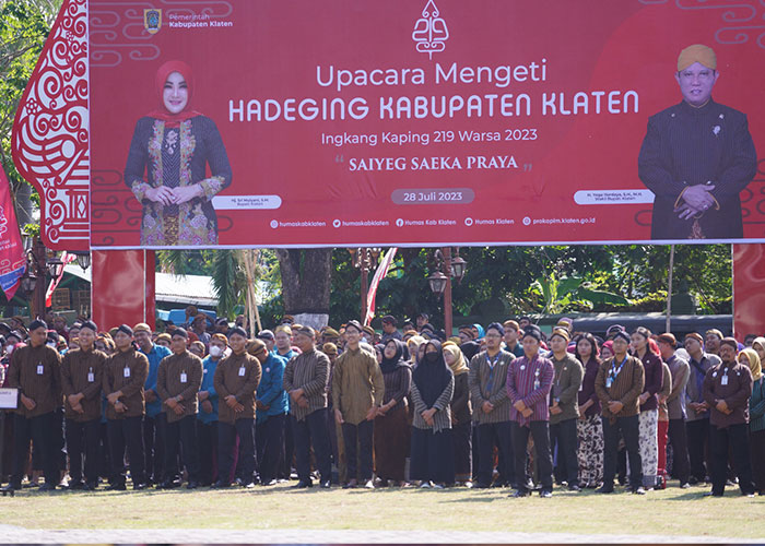 Peserta Upacara Hari Jadi ke-219 Klaten di Alun-Alun Klaten.