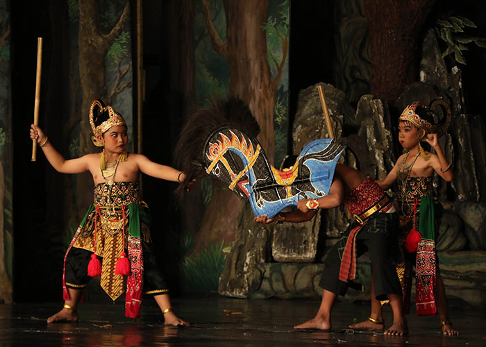 Wayang Orang Sriwedari juga melibatkan pemain anak-anak.