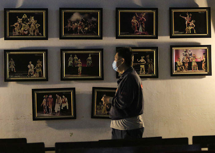 Sempat terdampak krisis di era Mangkunegaran V, akhirnya datang tokoh Tionghoa sebagai sponsor pementasan wayang orang di Solo.