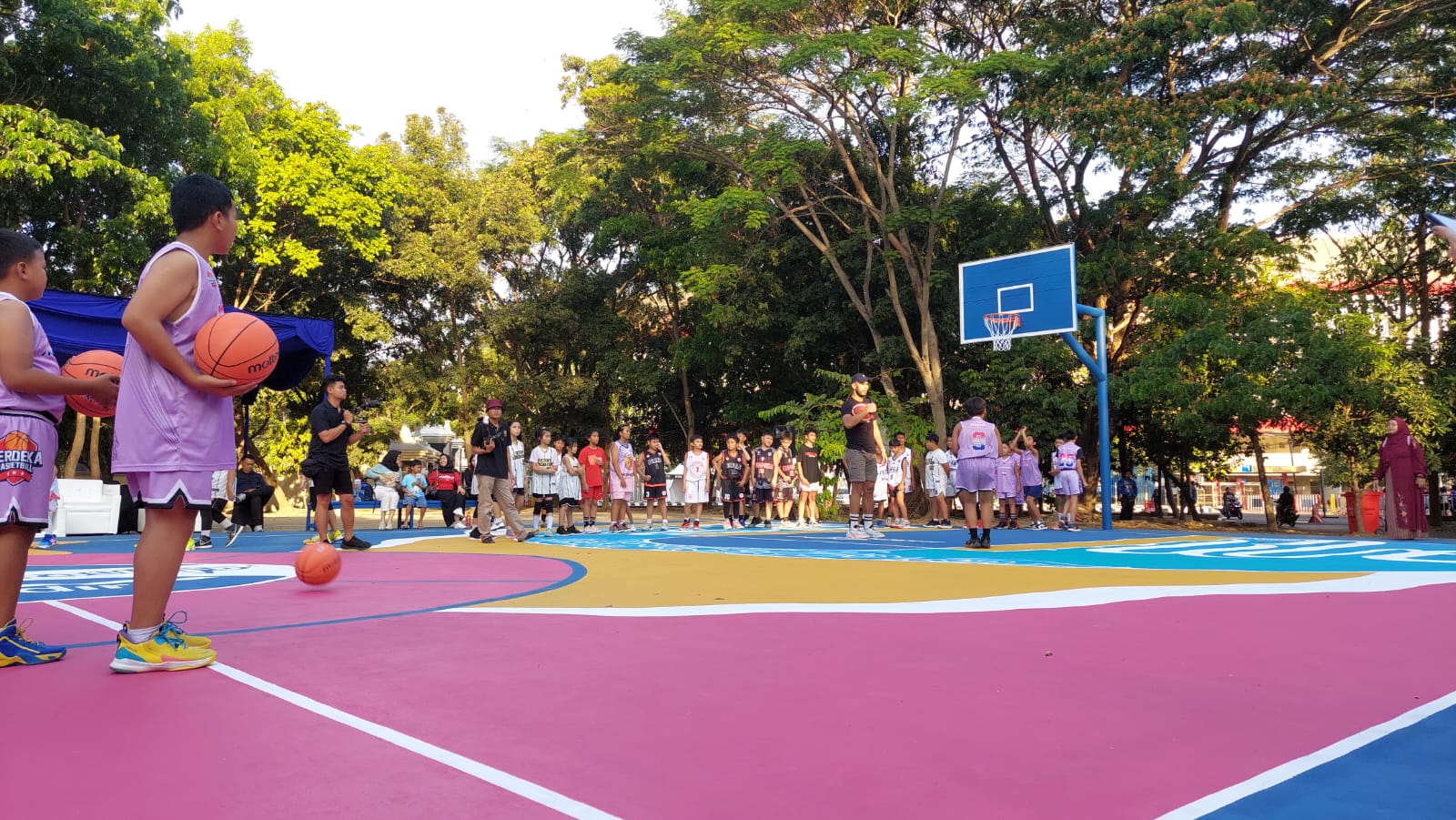 MULAI DIMANFAATKAN: Lapangan basket yang ada di kompleks Stadion Manahan mulai digunakan latihan sejumlah komunitas bola basket. Lapangan ini usai direnovasi oleh IBL.