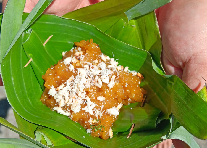 Sajian Jenang Kapuronto yang dibungkus dengan daun pisang.