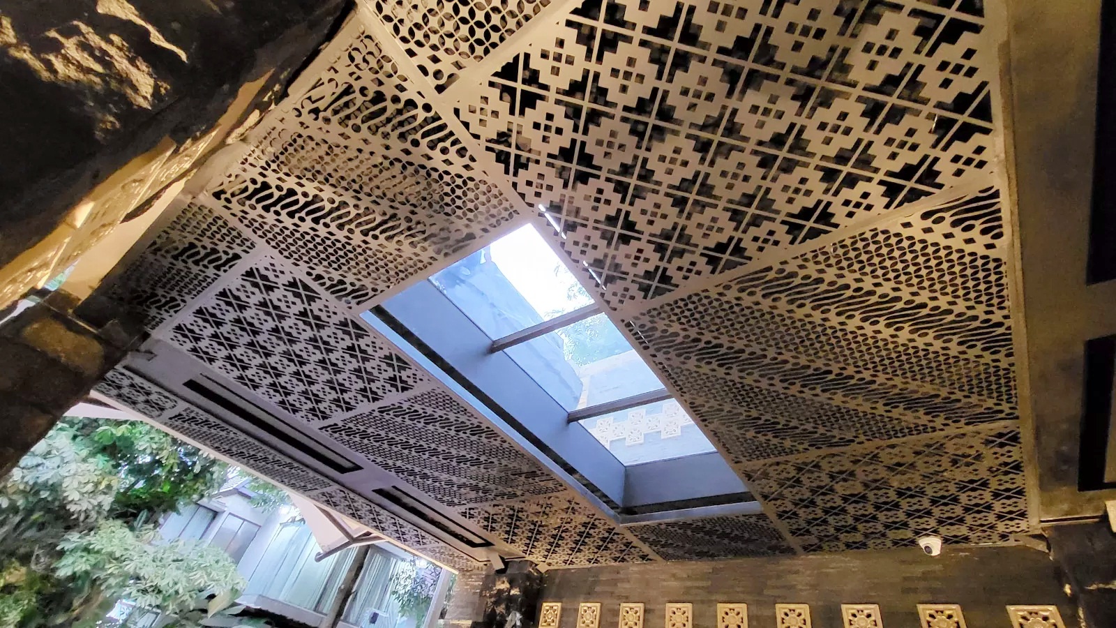 WARNA BARU: Kanopi dengan teknik laser cutting membuat rumah semakin elegan dan cantik.