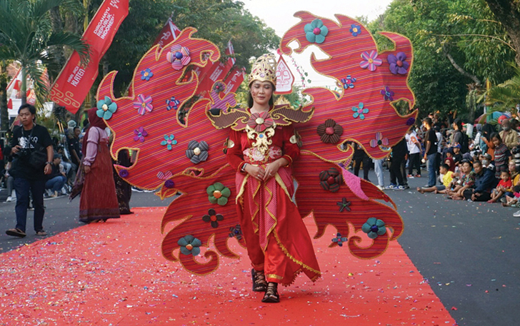 Penampilan dari sejumlah kelompok dalam Klaten Lurik Carnival di sepanjang Jalan Pemuda, Klaten, Minggu (30/7/2023) sore.