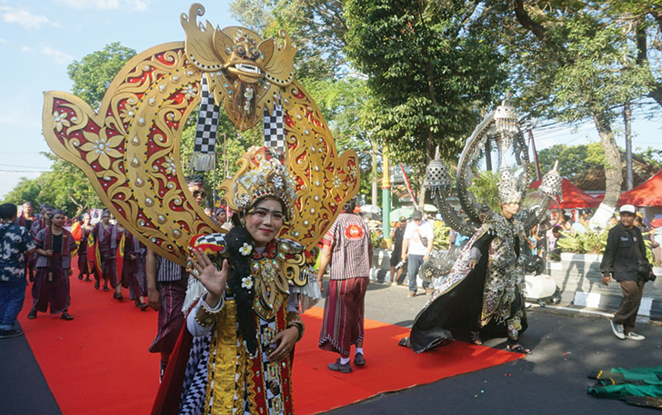 Penampilan dari sejumlah kelompok dalam Klaten Lurik Carnival di sepanjang Jalan Pemuda, Klaten, Minggu (30/7/2023) sore.
