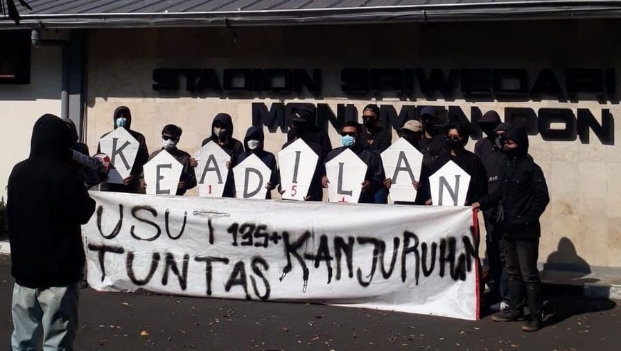 Suporter Solo gelar aksi solidaritas untuk keadilan korban Tragedi Kanjuruhan. (ISTIMEWA)