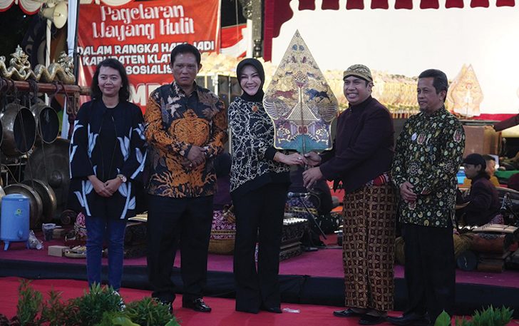SIMBOLIS: Bupati Klaten Sri Mulyani didampingi Wabup Yoga Hardaya, Kepala Diskominfo Klaten Amin Mustofa, serta Bea Cukai Surakarta serahkan gunungan wayang ke dalang Ki MPP Bayu Aji.