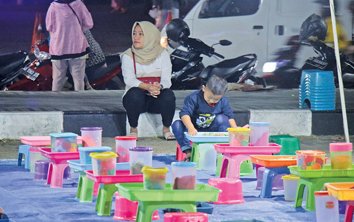 MENCARI KECERIAAN: Anak bermain di Alun-alun Giri Krida Bakti Wonogiri, belum lama ini.