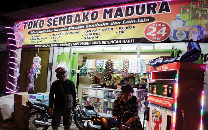 Toko kelontong Madura yang buka 24 jam mulai bersebaran di Kota Solo dan sekitarnya.