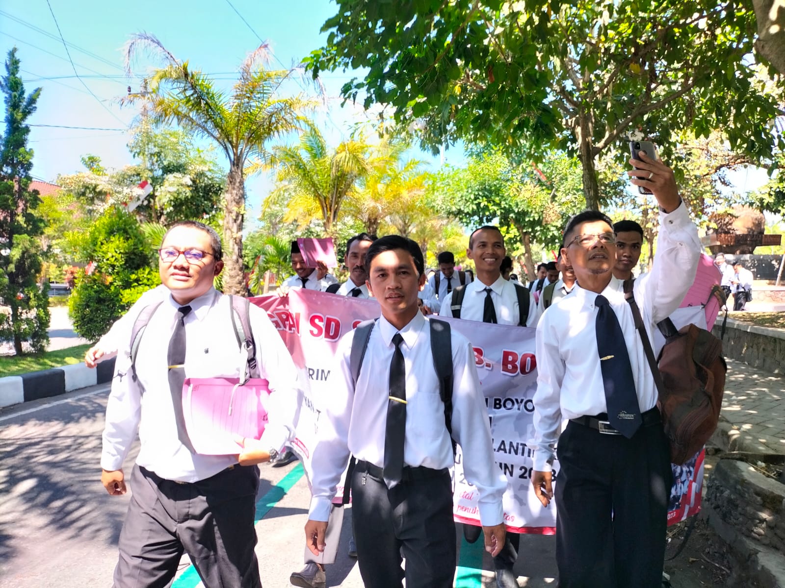 Aksi jalan kaki P3K Boyolali usai menerima surat keputusan dari Bupati Boyolali M. Said Hidayat, Senin (31/7/2023). (RAGIL LISTIYO/RADAR SOLO)