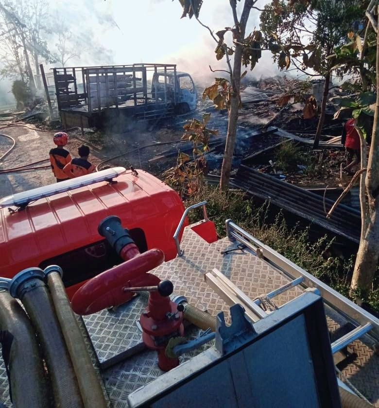 Pemadaman kebakaran di gudang mebel yang masuk wilayah Kecamatan Sidoharjo Minggu (30/7/2023). Api baru bisa benar-benar dijinakkan Senin (31/7/2023) dini hari.