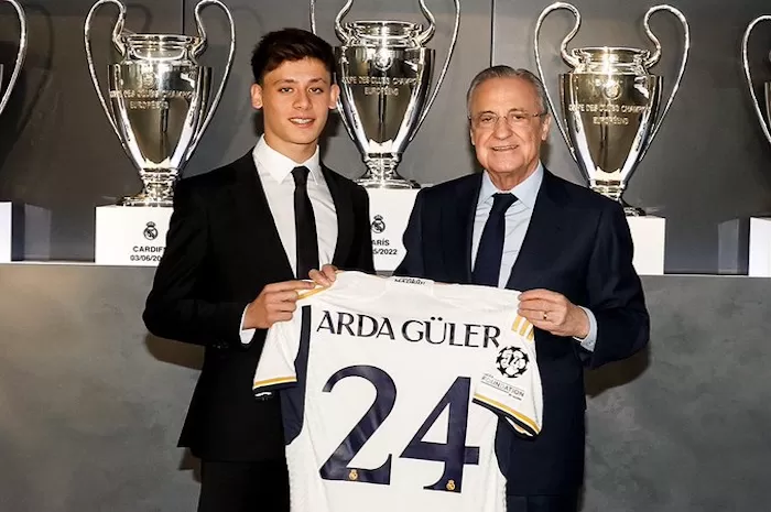 Arda Guler (kiri) akan kenakan nomer punggung 24 di Real Madrid.
