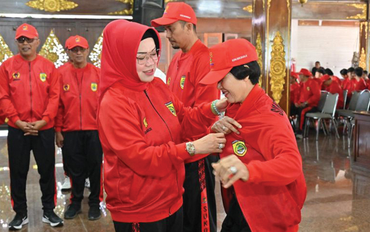 PAMITAN: Bupati Sukoharjo Etik Suryani melepas kontingen porprov di Pendopo Graha Satya Praja (GSP), Jumat (28/7/2023).