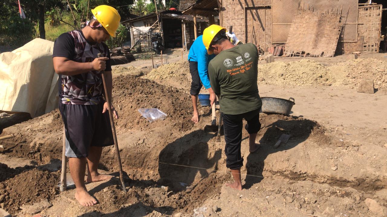HATI-HATI: Tim dari BPSMP Sangiran melakukan evakuasi fosil gading gajah yang ditemukan di pekarangan rumah warga Dukuh Ngebung, RT 4 /RW 2, Desa Ngebung, Kalijambe, Sragen, Selasa (1/8/2023) pagi.
