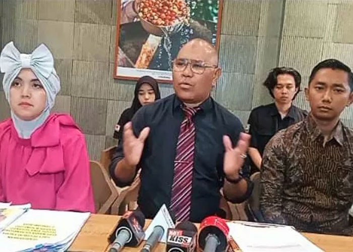 Sunyoto dan istrinya, Syarah didampingi kuasa hukum Djamaludin Koedoeboen, saat jumpa pers terkait permasalahan dengan Mario Teguh dan Linna Susanto.