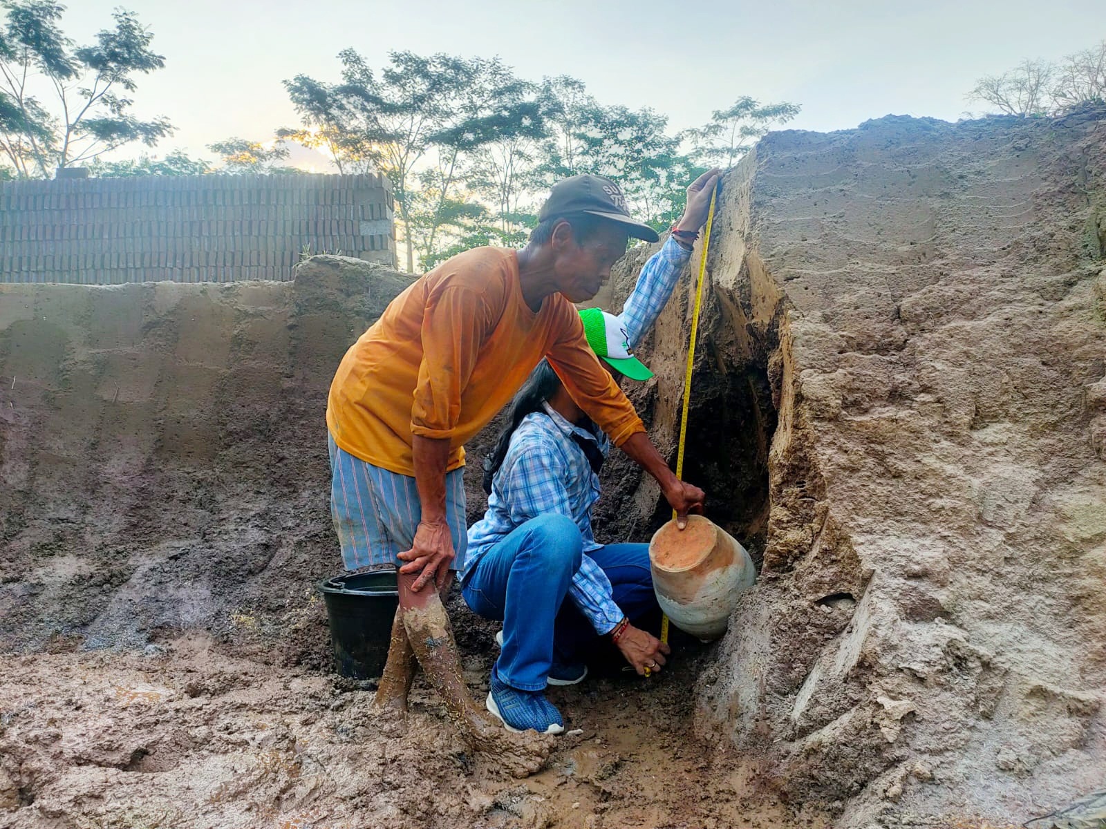 ARTEFAK KUNO: Guci yang ditemukan perajin batu bata di Dusun Kropakan, Desa Mranggen, Kecamatan Jatinom.