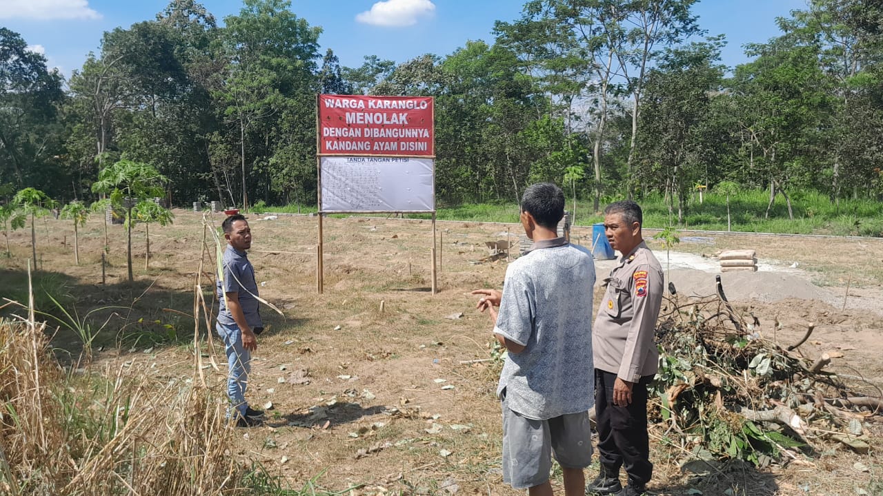 Spanduk penolakan pembangunan kandang ayam yang dipasang warga Dusun Karanglo RT3-RT 4, RW 3 Desa Sukorame, Kecamatan Musuk, Kabupaten Boyolali. (RAGIL LISTIYO/RADAR SOLO)