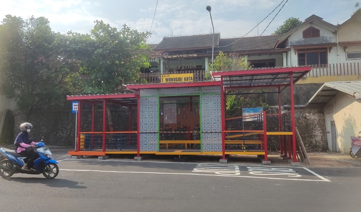 Warga melintas di depan halte Trans Jateng di Terminal Angkot Wonogiri, Rabu (2/8/2023). (IWAN ADI LUHUNG/RADAR SOLO)