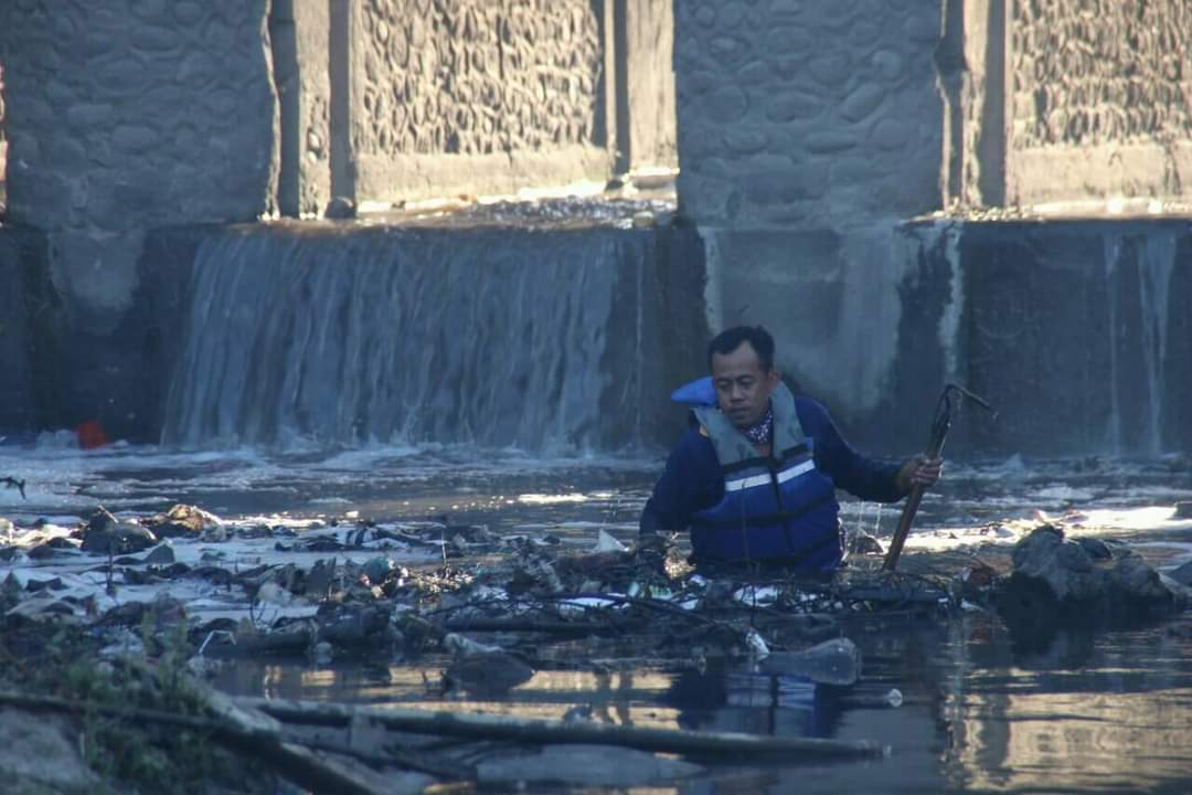 Joko Widodo bersih-bersih sungai sebelum terserang stroke.