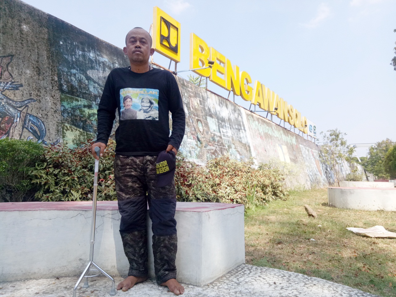 INSPIRATIF: Joko Widodo sang aktivis lingkungan dengan bantuan kruk berlatih berjalan.