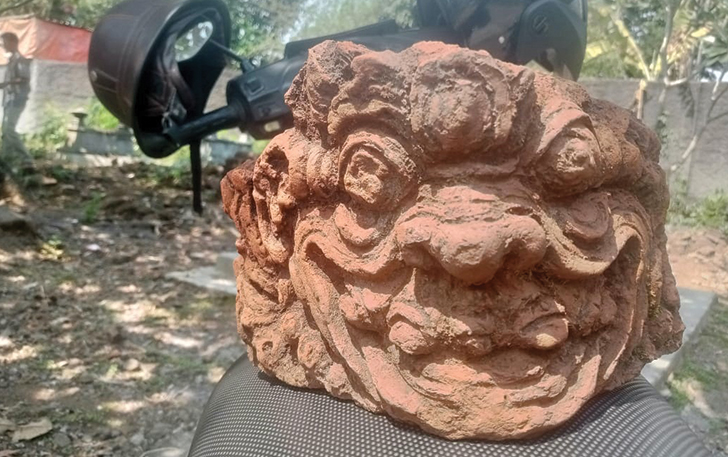 Komunitas Suket Lawu berhasil menemukan arca kala di salah satu kawasan makam di Desa Pulosari, Kebakkramat, Karanganyar.