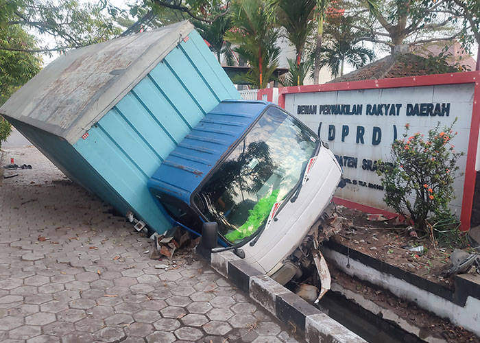 Truk box yang menabrak pagar kantor DPRD Sragen, Rabu (2/8).