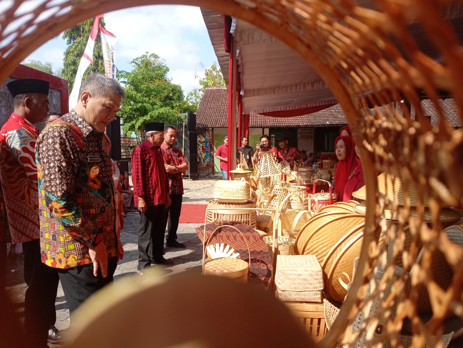 Wabup Wonogiri Setyo Sukarno tinjau produk kerajinan bambu karya perajin Desa Pucanganom, Kecamatan Giritontro, Kabupaten Wonogiri, Kamis (3/8/2023). (IWAN ADI LUHUNG/RADAR SOLO)