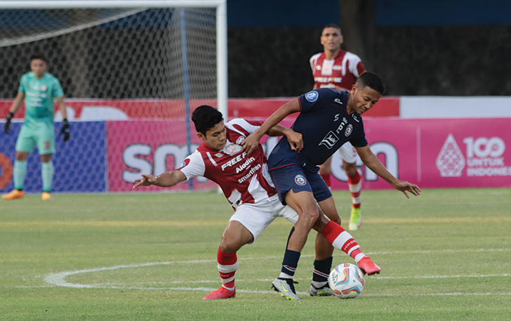 BERJIBAKU: Pertandingan Persis Solo melawan Arema FC di Stadion Sriwedari (30/7/2023)