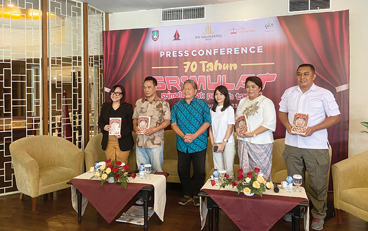 BUKTI EKSISTENSI: Jumpa pers perayaan 70 tahun Srimulat dengan peluncuran buku di The Sunan Hotel Solo, kemarin (2/8/2023).