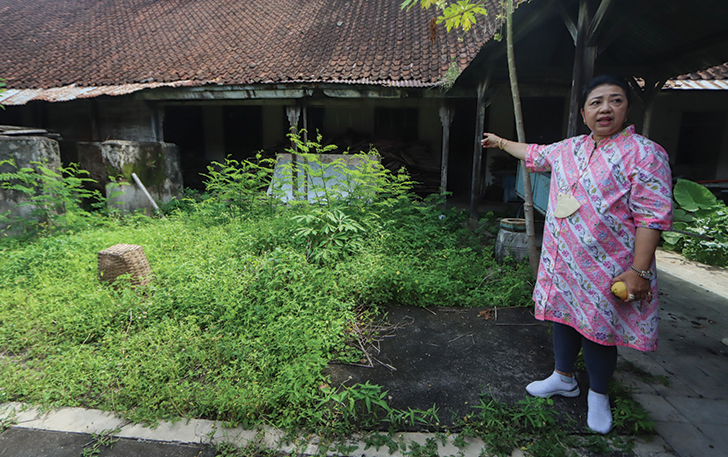 MEMPRIHATINKAN: Kondisi bagian dalam keraton yang terbengkalai.