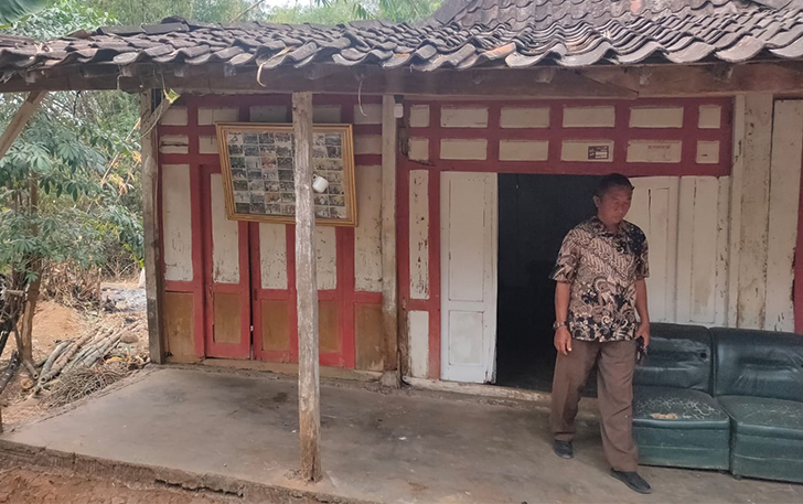 TAK LAYAK: Kasi Kesra Desa Celep Sukadi mengecek rumah Sriyanto penerima RTLH, kemarin (3/8).