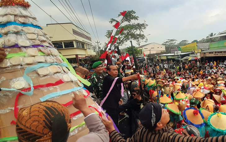MERIAH: Prosesi pembagian apem dalam tradisi Wahyu Kliyu di Desa Jatipuro, Kecamatan Jatipuro, kemarin (3/8/2023).