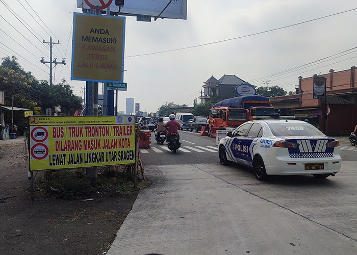 Pengguna jalan melintas di simpang empat Pungkruk yang sudah dibuka aksesnya, kemarin (4/8).