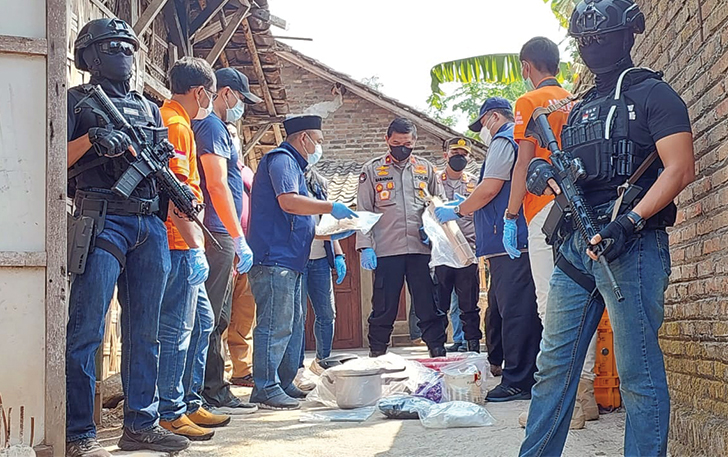 Tim Densus 88 bersama Inavis dan anggota Polres Boyolali melakukan penggeledahan dan olah TKP di rumah tersangka S di Dusun Sanggrahan Rt 03 Rw 02, Desa Trayu, Banyudono, Jumat (4/8/2023).