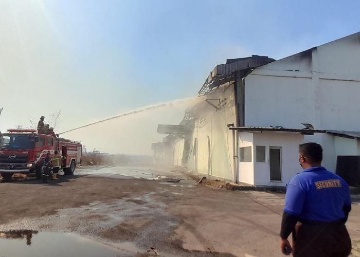 Petugas damkar tengah memadamkan api yang membakar gudang penyimpanan bahan baku benang di wilayah Kebakkramat, Karanganyar terbakar, Sabtu (5/8).