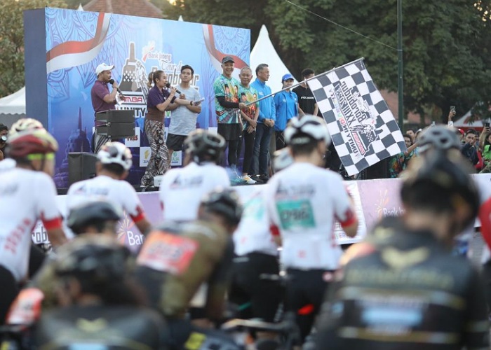 Gubernur Jateng Ganjar Pranowo dan Wali Kota Solo Gibran Rakabuming Raka melepas peserta Tour de Borobudur XXIII hari pertama dari parkir Pura Mangkunegaran, Sabtu (5/8).