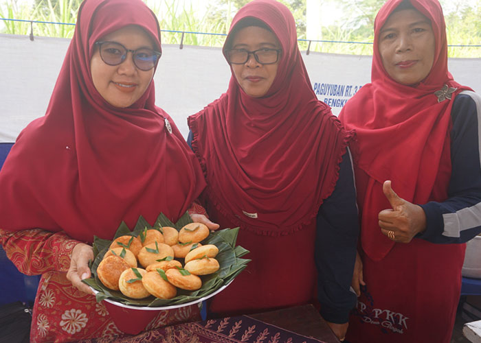 Anggota TP PKK Desa Glagah, Kecamatan Jatinom memperlihatkan kue apem Yaa Qowiyyu.