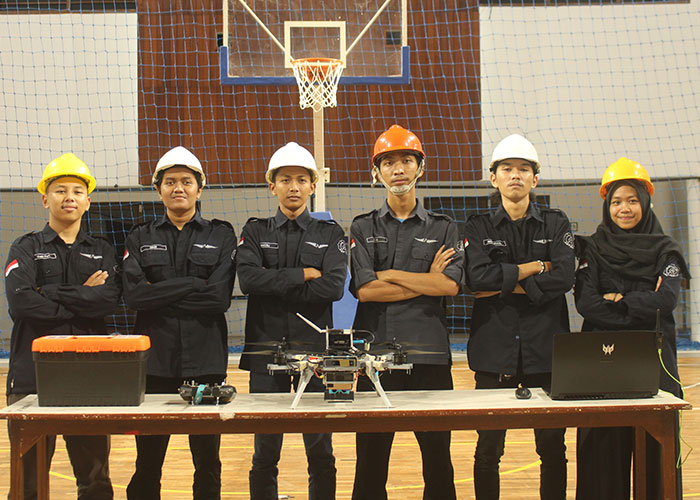Tim Bengawan UV UNS perlihatkan drone karya mereka, yang difungsikan untuk membantu penanganan bencana alam.