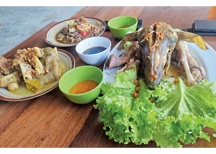 Tengkleng kepala kambing utuh yang jadi menu favorit salah satu rumah makan di Jalan Ahmad Yani, Kecamatan Sragen.