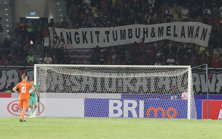FANATISME: Aksi suporter Persis Solo membentangkan spanduk kritikan saat laga melawan Borneo FC di Stadion Manahan (15/7).