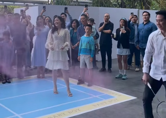 Kevin Sanjaya usai memukul smoke bomb yang keluar asap pink saat gender reveal, Sabtu (5/8).