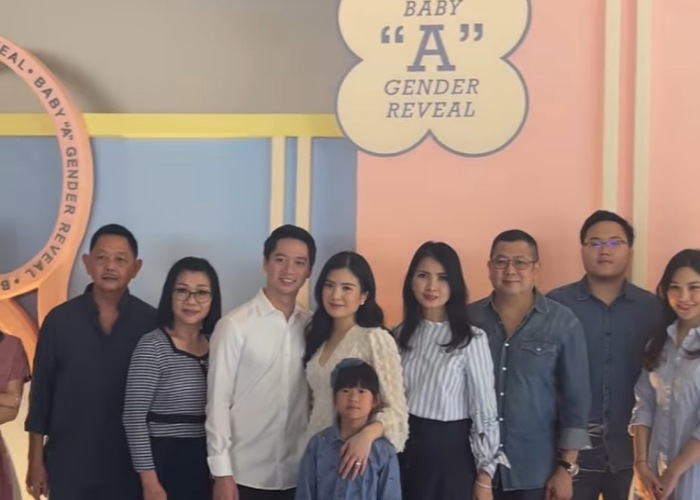 Kevin Sanjaya dan Valencia Tanoesoedibjo saat menggelar gender reveal baby