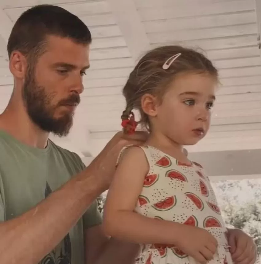 David de Gea ketika mengepang rambut putrinya, Yanay.