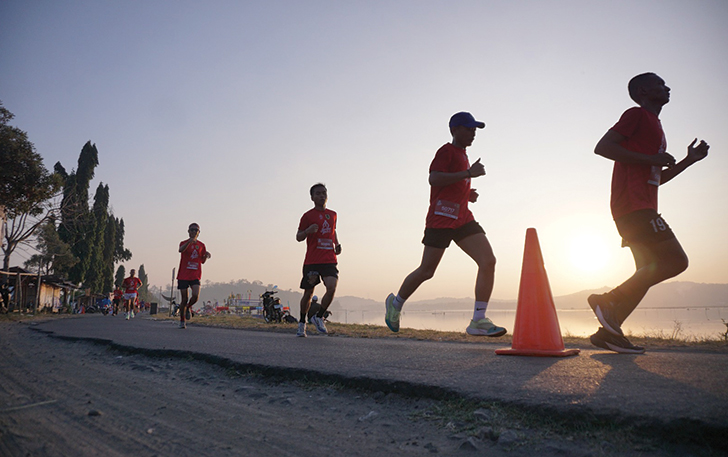SEHAT: Sejumlah peserta dalam Jombor Run tengah berlari mengelilingi Rowo Jombor, Desa Krakitan, Kecamatan Bayat, Sabtu (5/8).