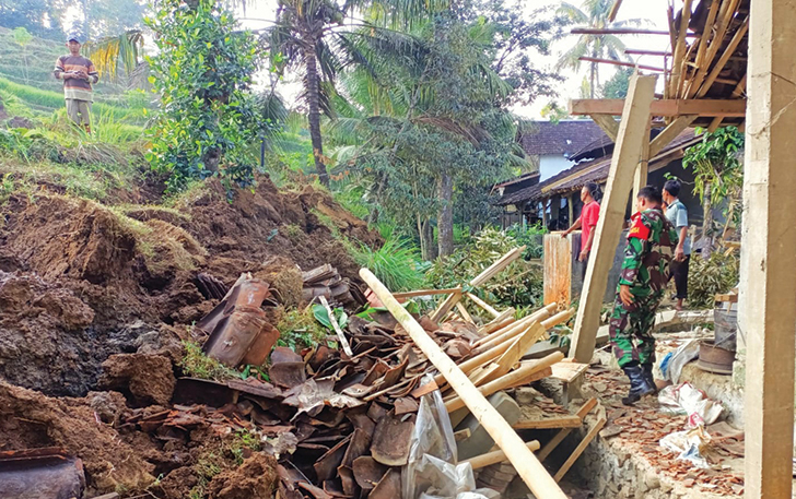 RAWAN: Salah satu rumah warga di Ngledok, Desa Dukuh, Kecamatan Ngargoyoso, yang terdampak longsor lahan persawahan wilayah setempat, kemarin (6/8).