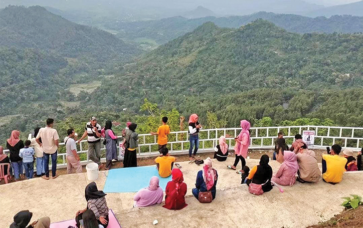 POINT SUNRISE: Ratusan wisatawan menikmati panorama alam perbukitan dari objek wisata Watu Adeg di Desa Desa Pucung, Kecamatan Kismantoro, Kabupaten Wonogiri, Jumat (4/8).