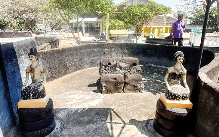 WINGIT: Watu Manten di kompleks makam Astono Loyo Eyang Umbul, Dusun Karang Kidul, Desa Pulosari, Kecamatan Kebakkramat, Kabupaten Karanganyar.
