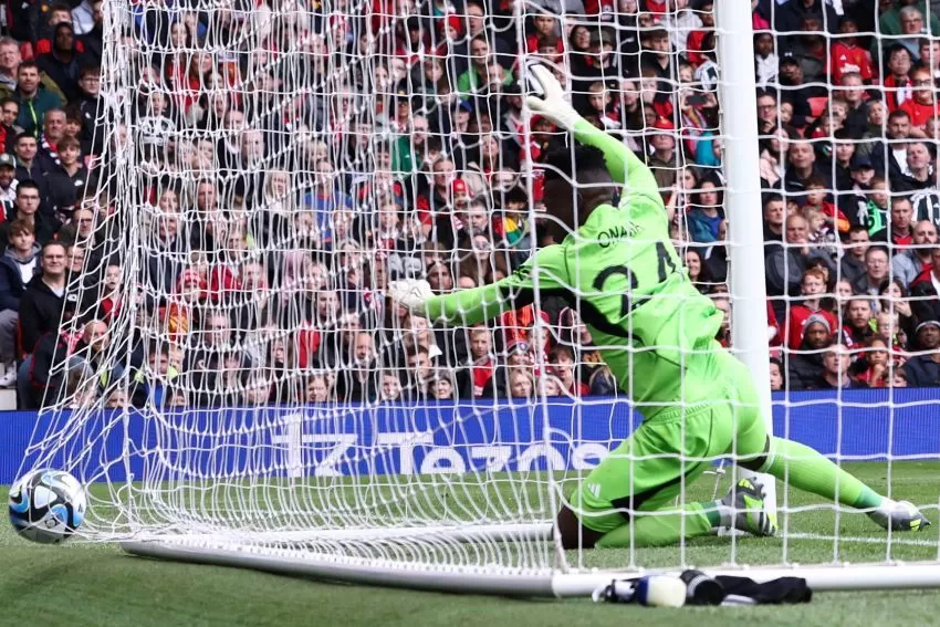 Andre Onana kebobolan gol dari tendangan lob jarak jauh dalam laga pramusim kontra RC Lens di Old Trafford pada Sabtu (5/8) malam.