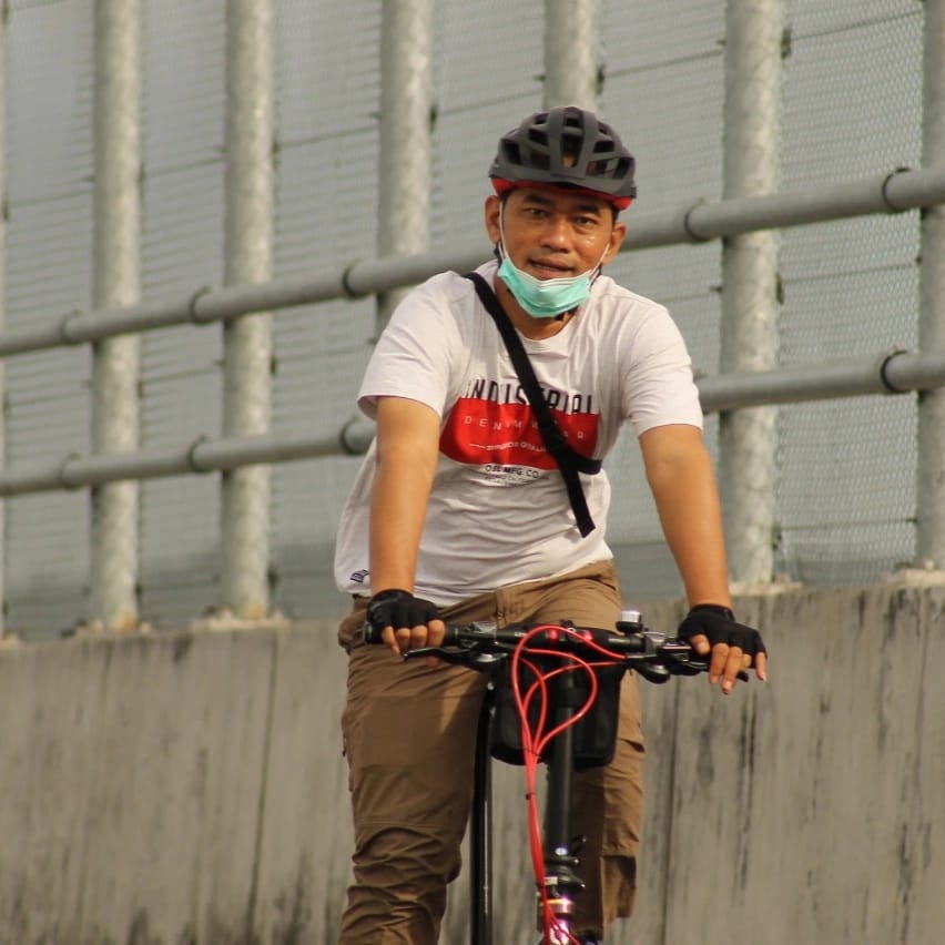 Kepala Bappeda dan Litbang Aris Tri Hartanto yang punya hobi Gowes dan pelihara burung.