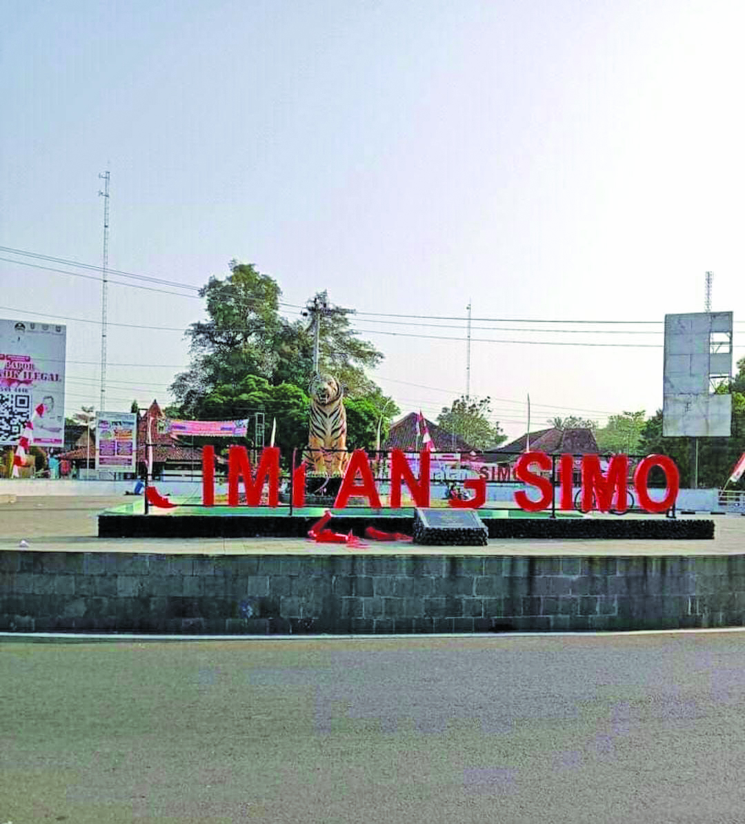 Kondisi bundaran Tugu Macan di Kecamatan Simo yang rusak, Senin (7/8/2023). (DOK.WARGA)&nbsp;